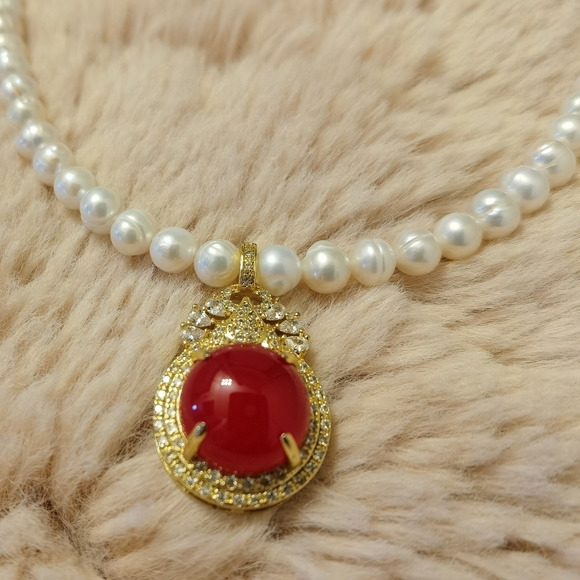 Pearl necklace with red agate pendant. - Picture 2 of 6